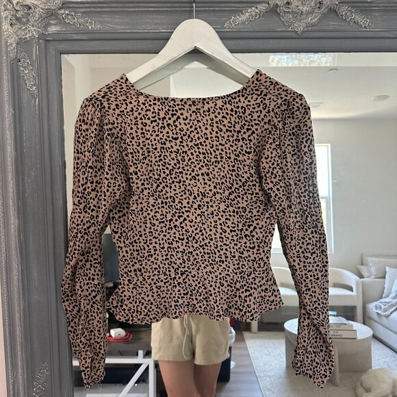 AFRM Deep V-cut Cheetah Print Semi-Open Cropped Front Long-Sleeve Blouse Size XS - Picture 4 of 8